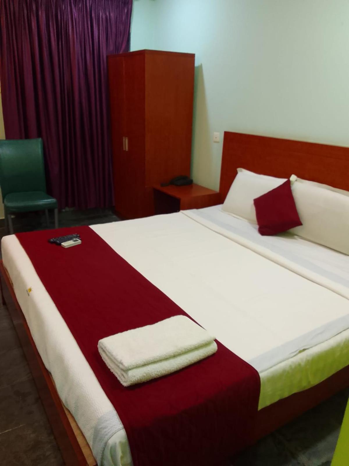 Hotel King Park Puduccseri Kültér fotó